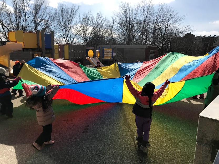 Children playing with the parachute